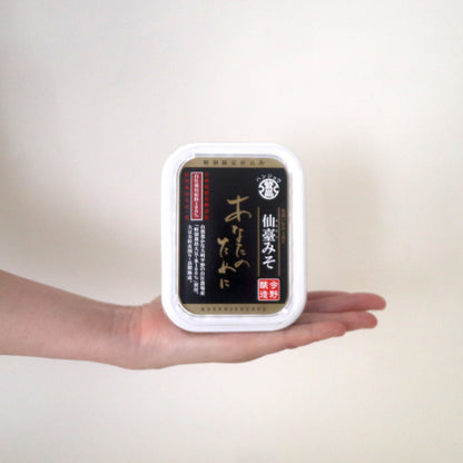仙台味噌 あなたのために（今野醸造）を手に持ったカット