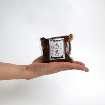 長熟（信州・長期熟成味噌）を手に乗せたパッケージ
