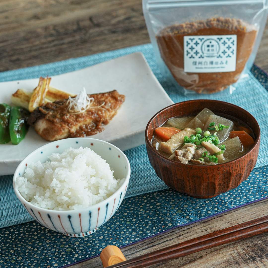 信州白樺印みそを使った食卓（豚汁と魚の味噌焼き）