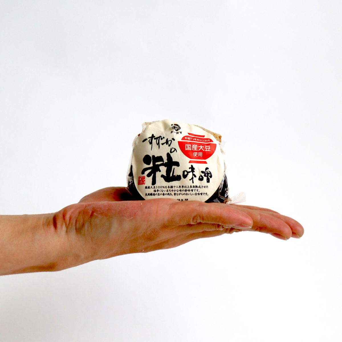 すずかの粒味噌（東海醸造）を手に乗せたパッケージ