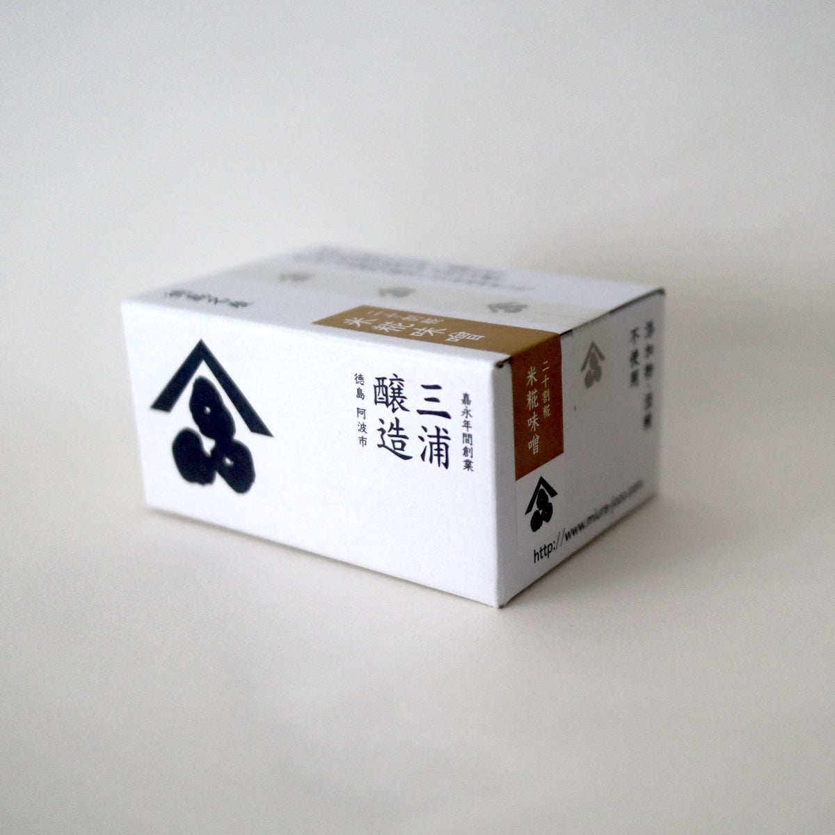 三浦醸造所 二十割米糀味噌 150g 箱の斜めカット（ロゴ面）