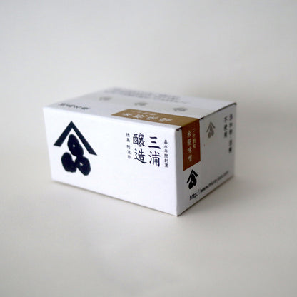 三浦醸造所 二十割米糀味噌 150g 箱の斜めカット（ロゴ面）