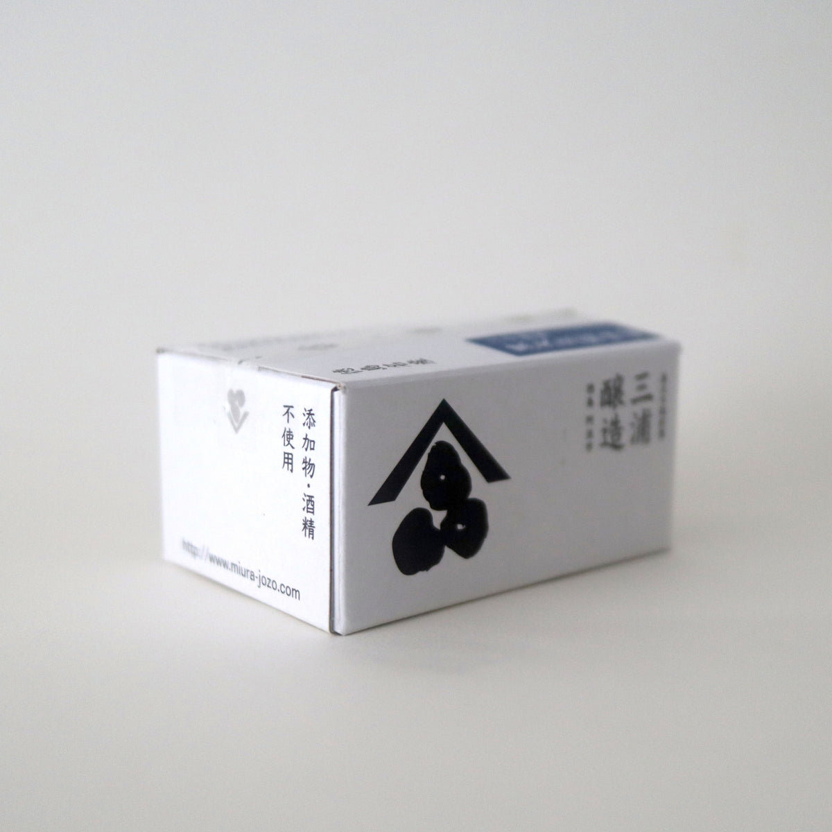 三浦醸造所 黒大豆糀味噌 150g 箱の斜めカット（ロゴ面）