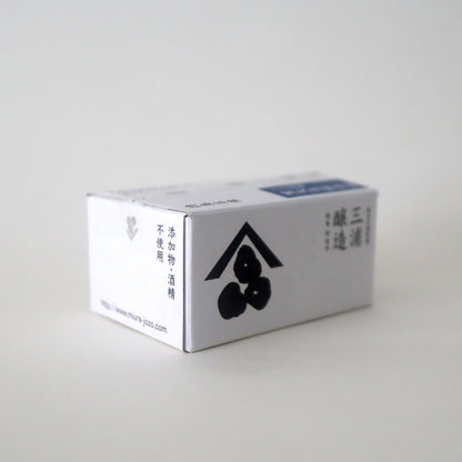 三浦醸造所 黒大豆糀味噌 150g 箱の斜めカット（ロゴ面）