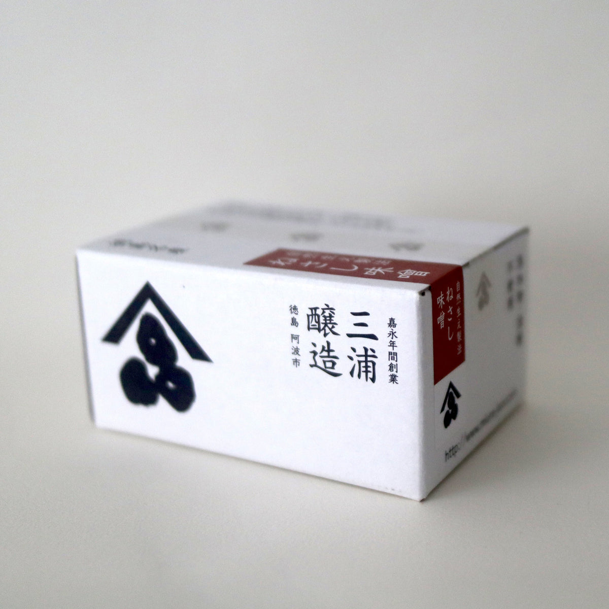 三浦醸造所 ねさし味噌 150g 箱の斜めカット（ロゴ面）
